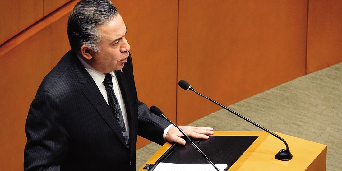 El legislador morenista Enrique Inzunza Cázarez, al hablar en tribuna del Senado, en foto de archivo.