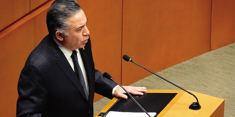 El legislador morenista Enrique Inzunza Cázarez, al hablar en tribuna del Senado, en foto de archivo.