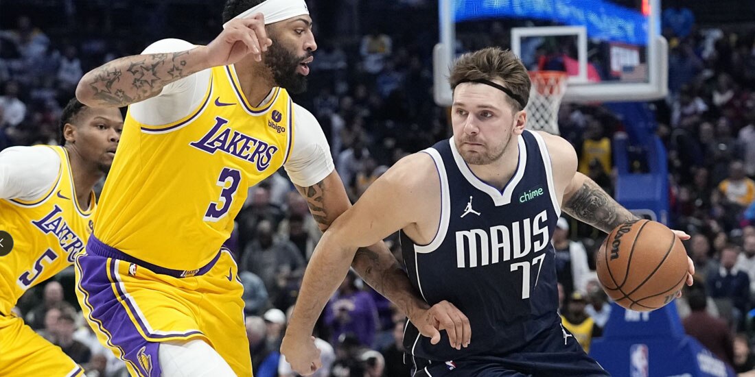 Davis y Doncic pelean una pelota en la temporada pasada de la NBA.