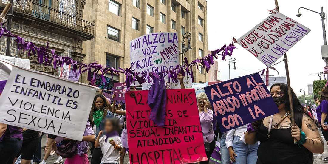 Mujeres, jóvenes y niñas protestan el pasado 8 de enero en contra de la violencia ejercida en contra de las infancias.