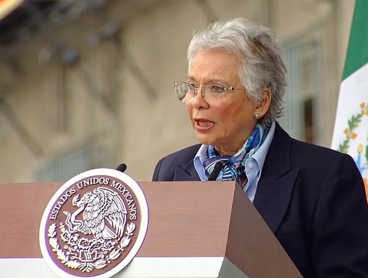 La secretaria de Gobernación, Olga Sánchez Cordero, al encabezar la entrega de condecoraciones a personal médico y de enfermería.