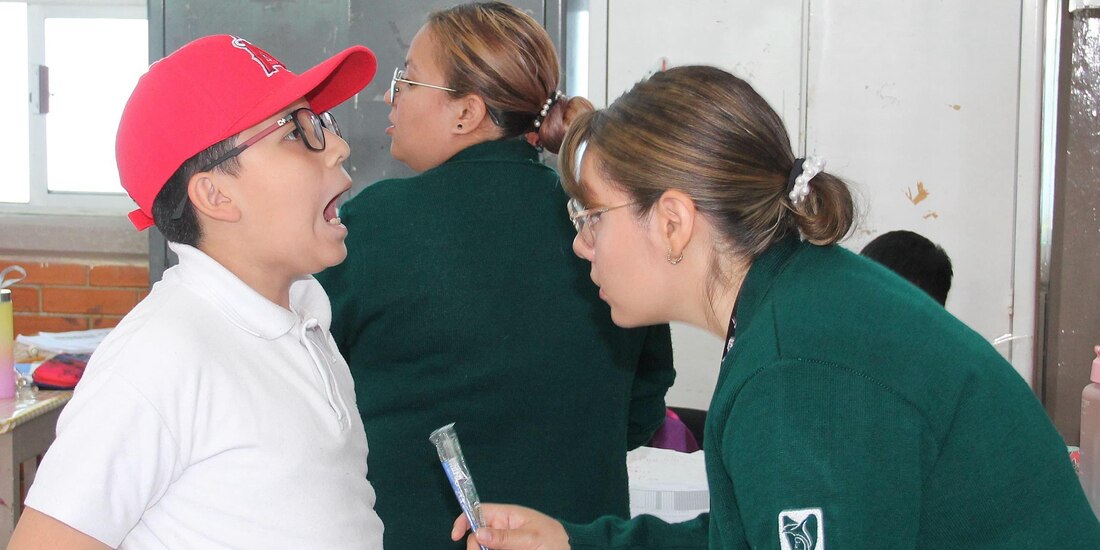 Menor recibiendo atención médica por parte del Gobierno.