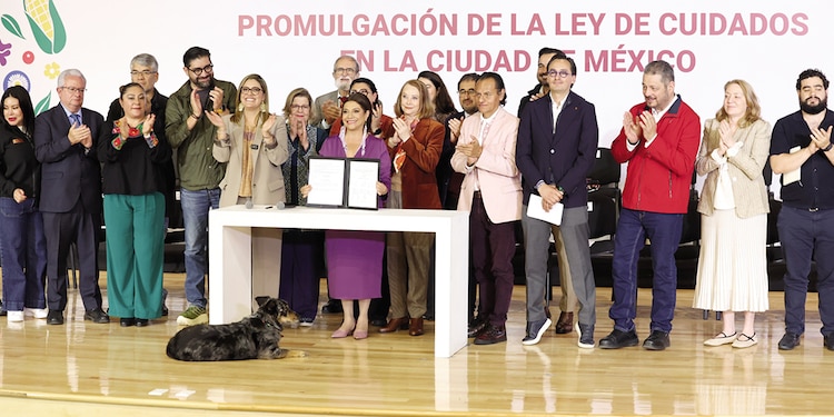 Clara Brugada (centro) junto con diputados locales del oficialismo y de oposición, ayer.