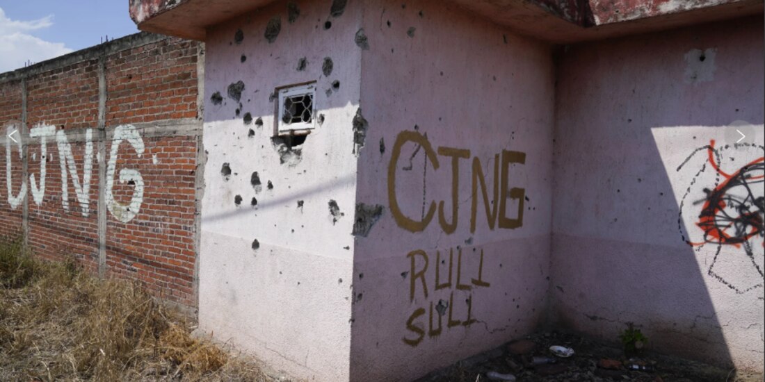 Las letras “CJNG” que significan “Cártel Jalisco Nueva Generación" cubren una casa abandonada en El Limoncito, estado de Michoacán, México, el 30 de octubre de 2021