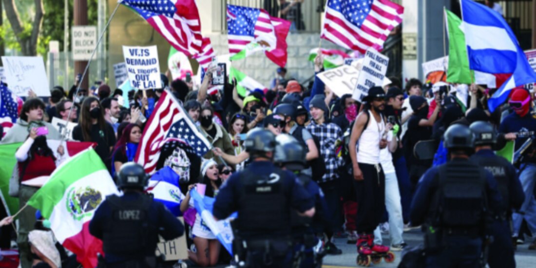 Agentes del orden vigilan la protesta de manifestantes en Los Ángeles, ayer.