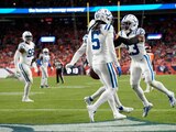 Jugadores de los Colts celebran una intercepción durante el juego de la Semana 5 de la NFL contra los Broncos.