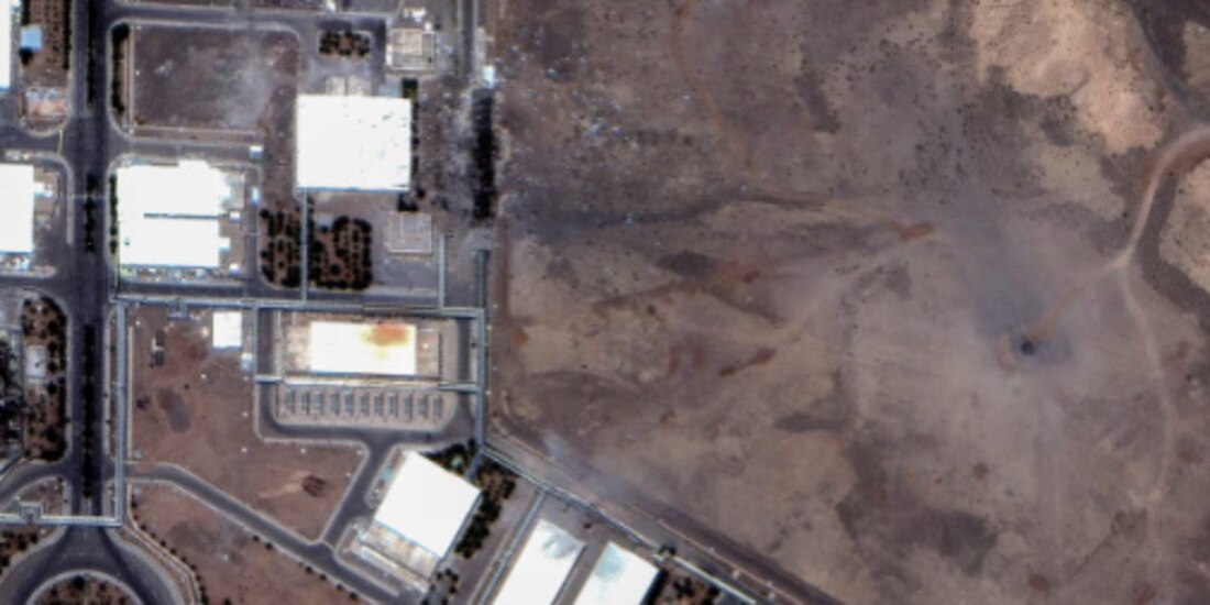 Imagen satelital muestra cráteres de ataques aéreos sobre salas de centrifugación subterráneas de la Instalación de Enriquecimiento de Natanz, el 22 de junio.