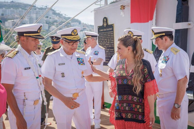 Al centro, el secretario de Marina y la gobernadora Evelyn Salgado.
