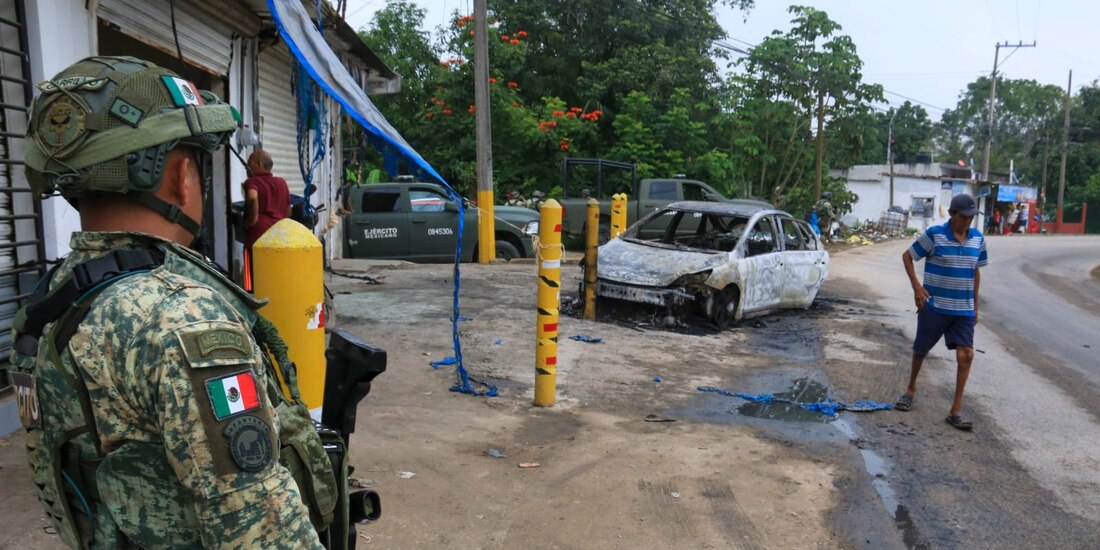 En estas condiciones quedó un vehículo que fue incendiado por hombres armados en las inmediaciones del fraccionamiento Flores del Trópico, ayer.