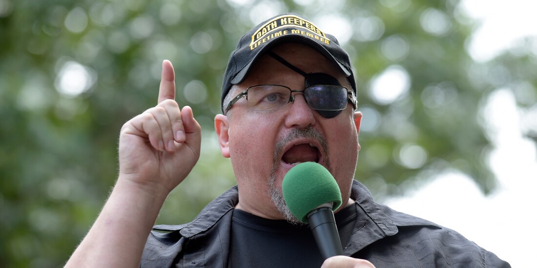 Stewart Rhodes, fundador y líder del grupo de extrema derecha Oath Keepers, durante un mitin afuera de la Casa Blanca en Washington, el 25 de junio de 2017.