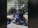 Motociclista enseña cómo se deben transportar llantas en moto