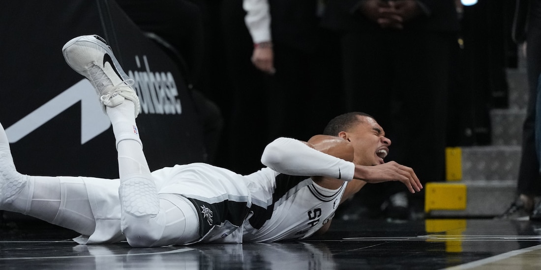 Victor Wembanyama sufrió una terrible caída e impacto en la cara en los playoffs de la NBA.