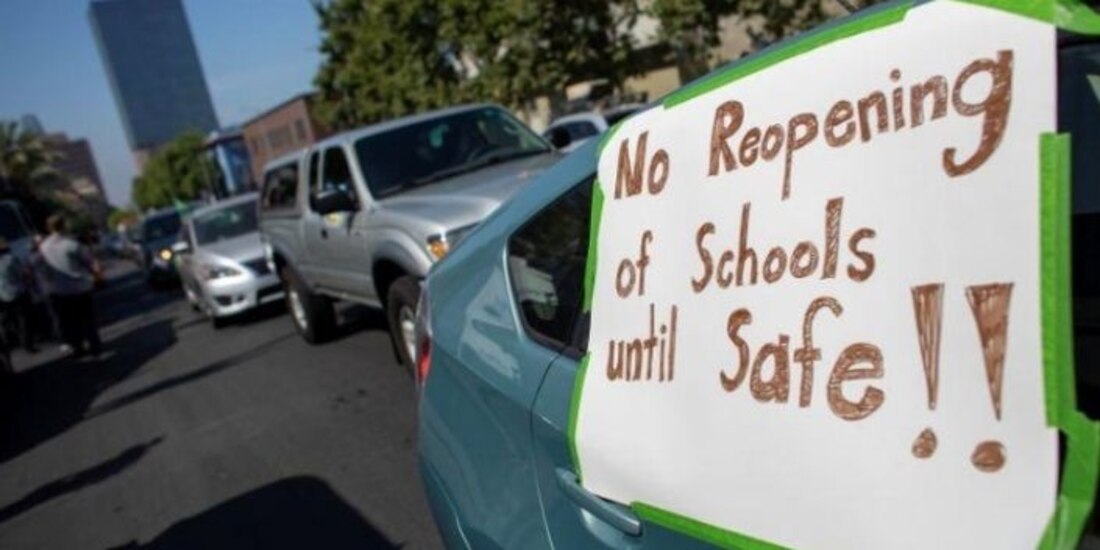 Un cartel en el que se le "¡No a la reapertura de las escuelas hasta que sea seguro!" durante una protesta de profesores, en Los Ángeles, estado de California, el 3 de agosto de 2020.
