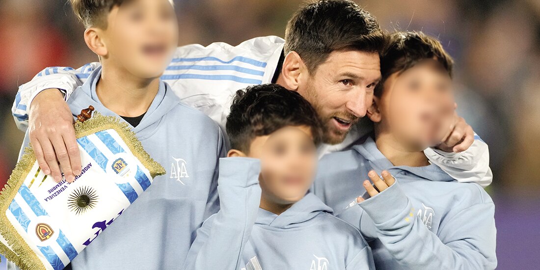 Leo Messi convive con sus hijos antes de su último juego en Argentina de eliminatorias, ayer.