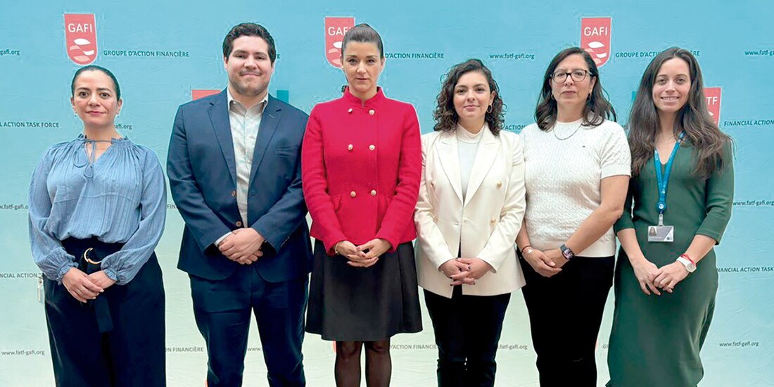 La mexicana Elisa de Anda (2a de izq. a der.) en el GAFI, ayer.