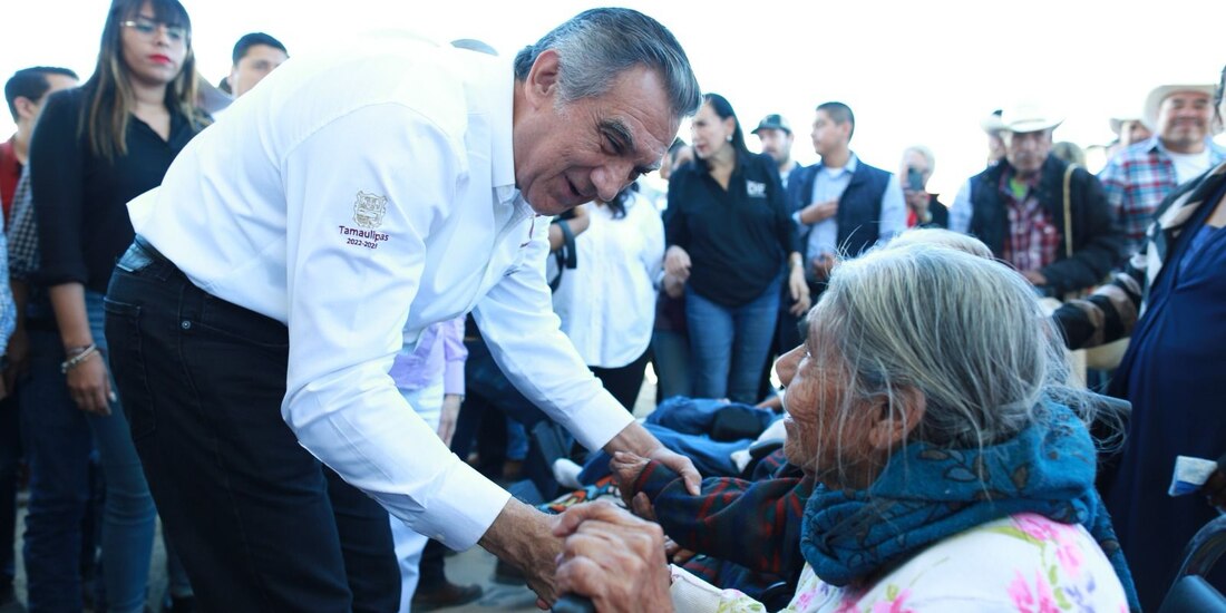 Gobernador Américo Villarreal una persona adulta mayor en Tamaulipas.