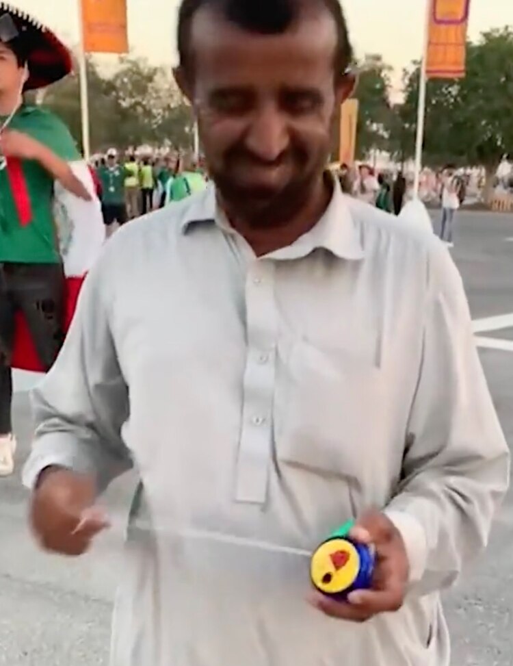 Enseñan a jugar yo-yo.