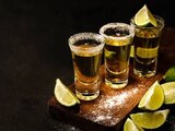 De acuerdo con la Secretaría de Agricultura y Desarrollo Rural, el nombre del tequila proviene de la voz náhuatl “Tecuilan” que significa “lugar de tributos”