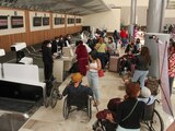 Personas con discapacidad se vieron afectadas luego de que los elevadores de la nueva terminal aérea aún no funcionaban.