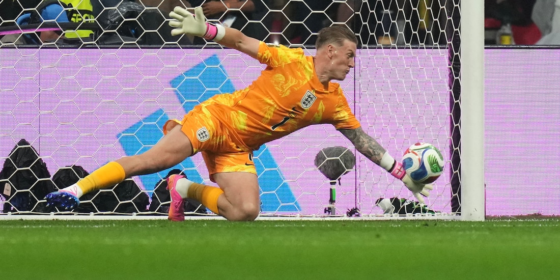 Jordan Pickford ataja cabezazo de Raúl Jiménez,