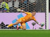 Jordan Pickford ataja cabezazo de Raúl Jiménez,