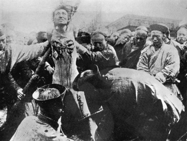 Muerte lenta por Leng-Tch’é, imagen reproducida en Las lágrimas de Eros (1961), de George Bataille y en Farabeuf (1965), de Salvador Elizondo.