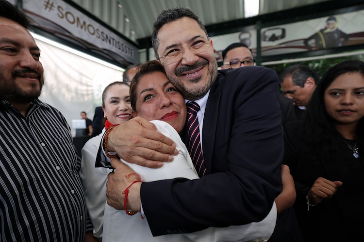 Directivos del ISSSTE y del SNTISSSTE consolidan alianza laboral durante la entrega de estímulos al personal.