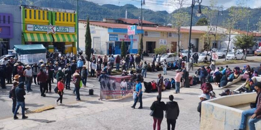 Pobladores de Santiago El Pinar, Chiapas.