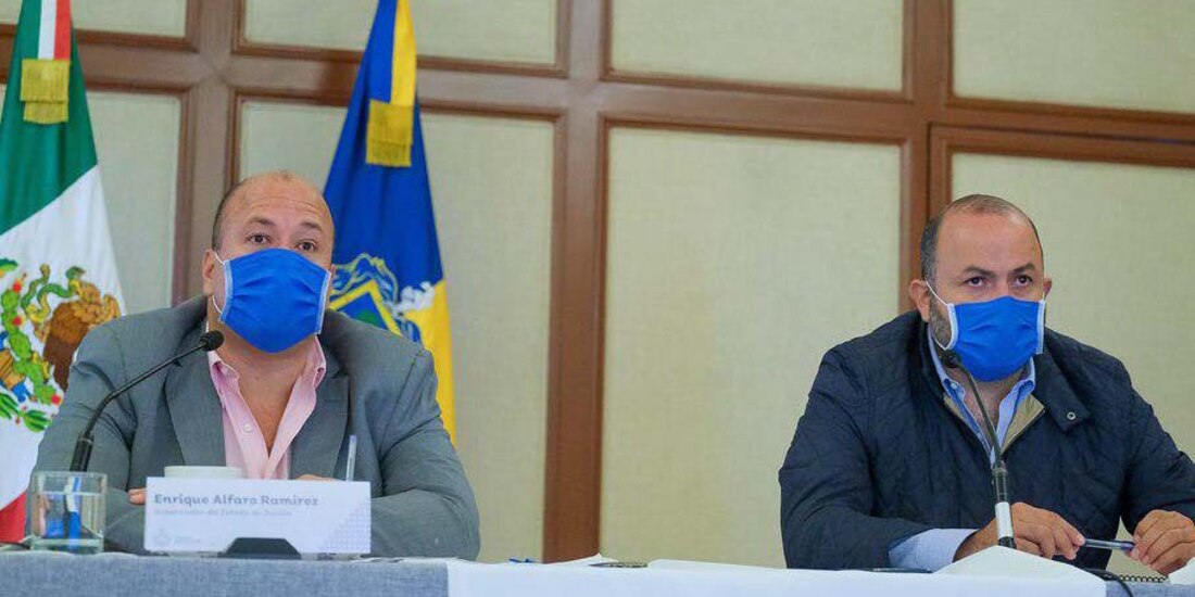 El gobernador Enrique Alfaro, en conferencia de prensa, junto al rector de la UdeG, Ricardo Villanueva Lomelí.