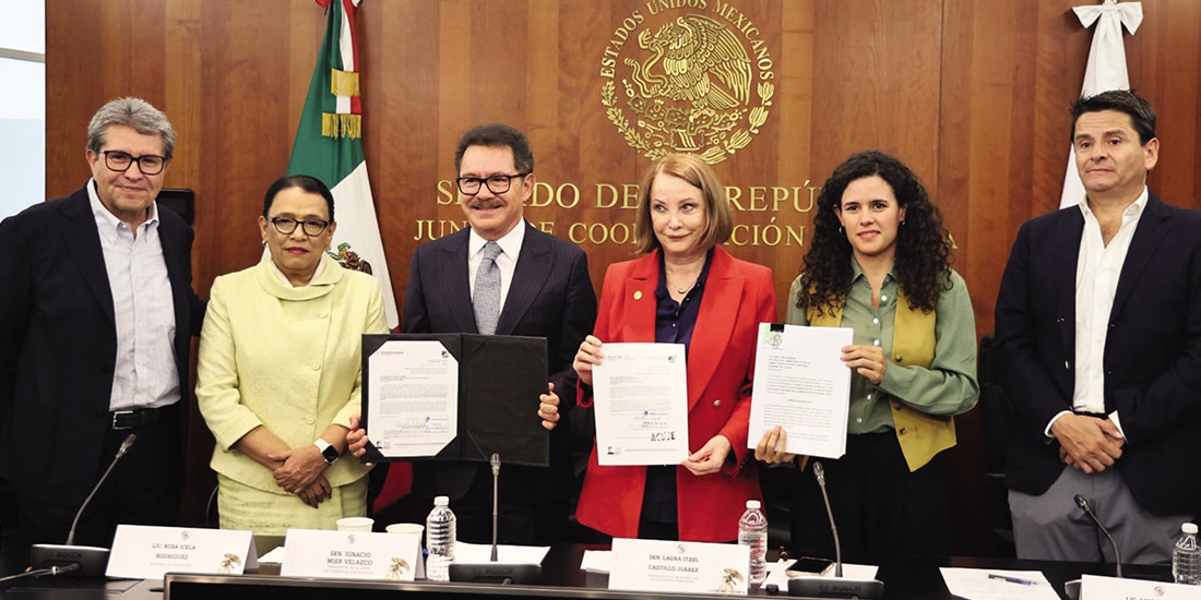 La titular de Gobernación (2.a de izq. a der.), ayer, con legisladores federales.
