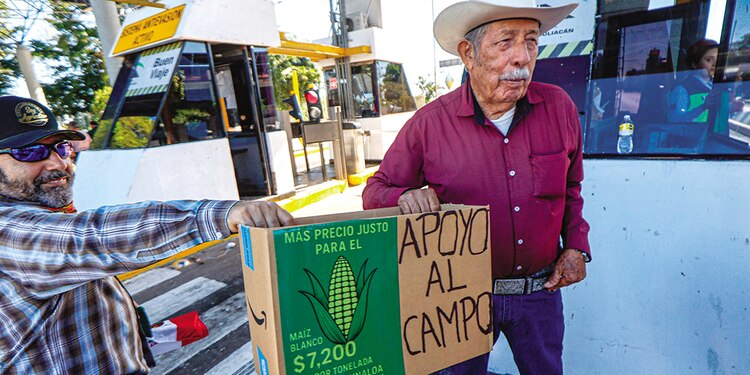 Productores del campo tomaron las casetas de El Pisal y Costa Rica, en Sinaloa, ayer.