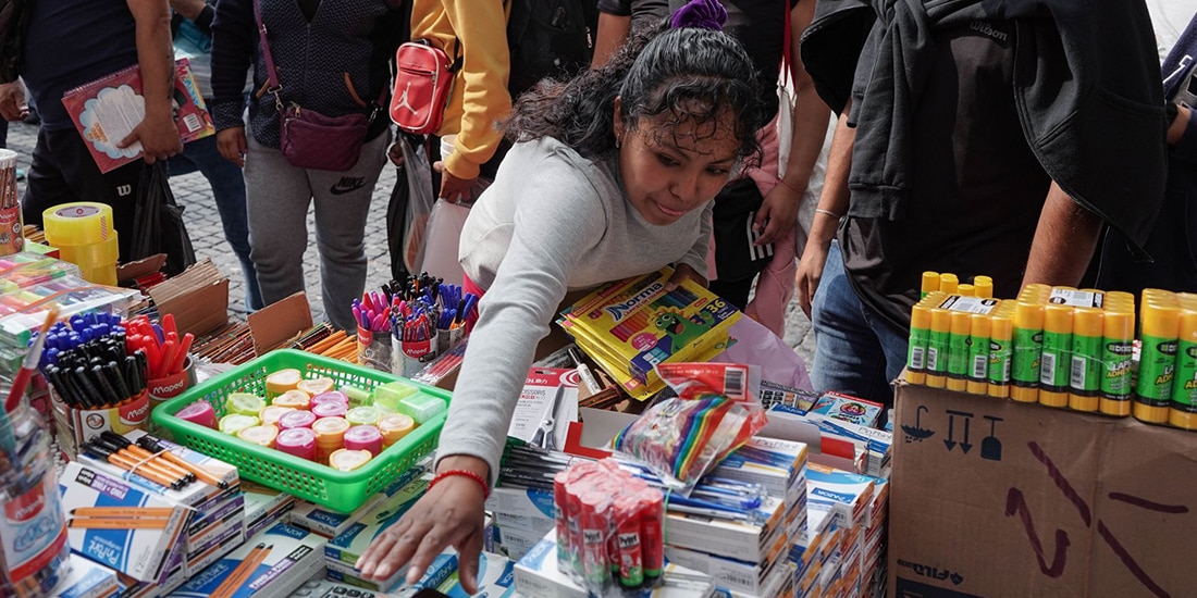 Familias acuden a la calle Mesones, donde continúa la venta de útiles escolares