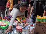 Familias acuden a la calle Mesones, donde continúa la venta de útiles escolares
