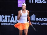 Emiliana Arango en el duelo ante Rebecca Sramikova en el Mérida Open AKRON 2025