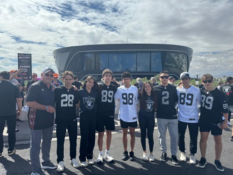 Los jugadores de Tochito Bandera afuera del Allegiant Stadium.