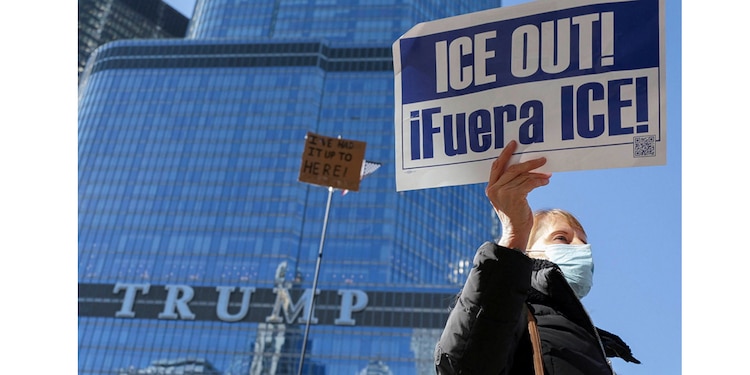 Protesta contra ICE frente a la torre Trump