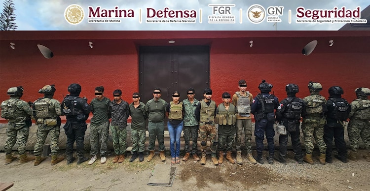 Miembros del grupo armado "Los Indestructibles" detenidos durante el operativo de mayo del 2025