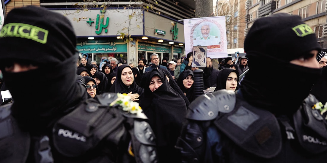 La gente asiste al funeral de las fuerzas de seguridad que murieron en las protestas en Teherán, el 14 de enero.