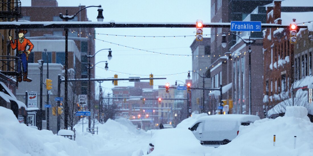 Vehículos siguen varados en Nueva York, mientras avanzan las labores para despejar las vías.