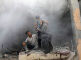 Palestinos salen de una vivienda bombardeada por Israel ayer, en Deir Al-Balah, en el centro de Gaza.