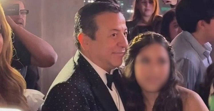 Juan Carlos Guerrero durante la fiesta de XV años de Mafer