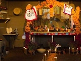 La ofrenda del Día de Muertos, ritual sagrado que representa devoción a quienes ya partieron