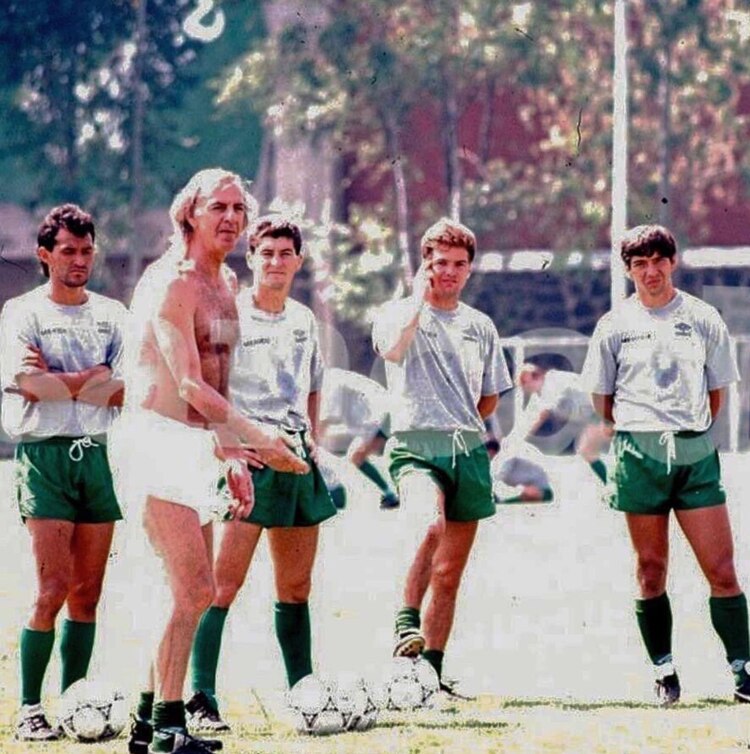 El extécnico César Luis Menotti (sin playera) en un entrenamiento del Tri, con Luis García (c).