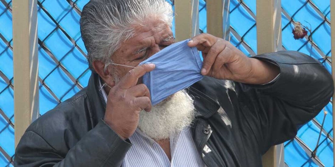 Un hombre se reacomoda su cubrebocas para protegerse del COVID-19.