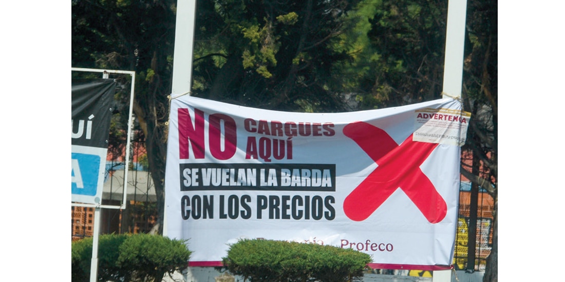 MANTA colocada por la Profeco en Toluca, que alerta sobre
la venta de gasolina por arriba del precio pactado, en abril.