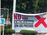 MANTA colocada por la Profeco en Toluca, que alerta sobre
la venta de gasolina por arriba del precio pactado, en abril.