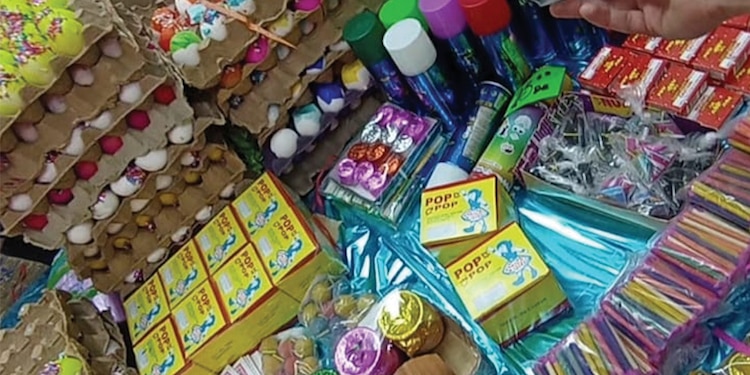 UNA COMERCIANTE sobre Eje 3 Sur vende distintos fuegos artificiales, como palomas y bengalas.