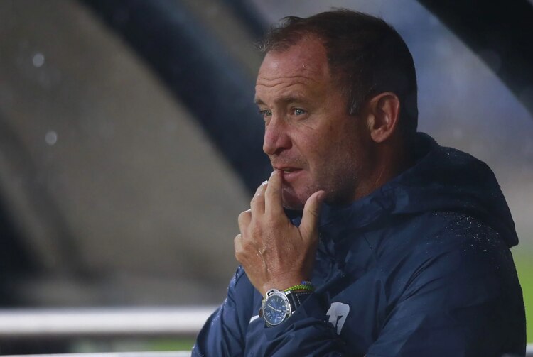 Andrés Lillini, en el banquillo, durante un juego de Pumas en el Torneo Apertura 2022 de la Liga MX.