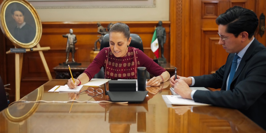 Presidenta Claudia Sheinbaum y el canciller, Roberto Velasco, durante la llamada.