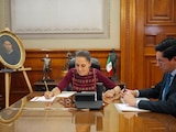 Presidenta Claudia Sheinbaum y el canciller, Roberto Velasco, durante la llamada.